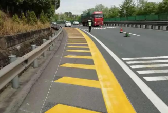 十堰恐龍化工創(chuàng)新驅(qū)動(dòng)，引領(lǐng)道路標(biāo)線(xiàn)漆生產(chǎn)新高度